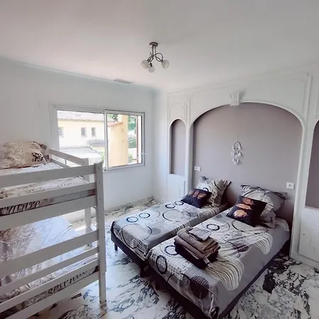 Upper - 3 Bedrooms - 8 People *